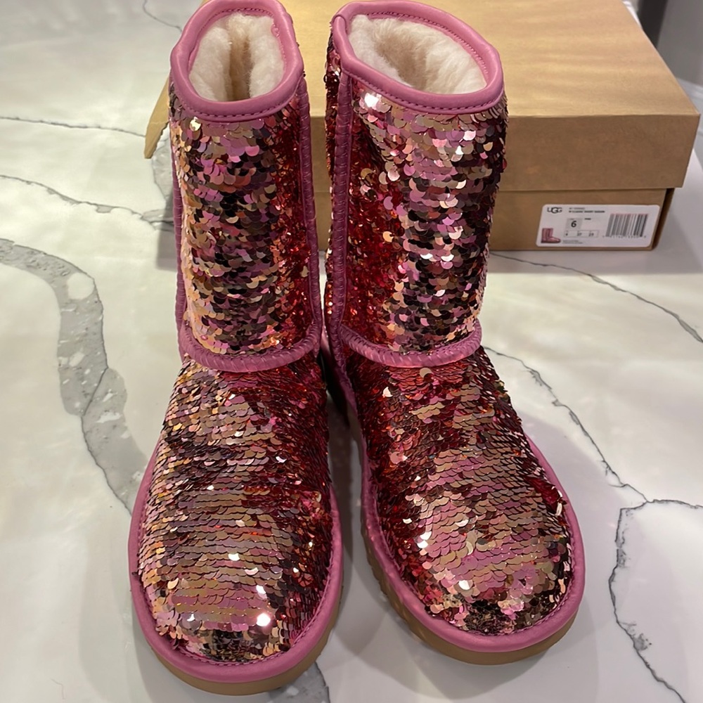 New UGG Classic Short Sequin womens size 6
